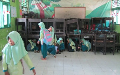 Siswa MI Nurul Qur'an Gelar Simulasi Menghadapi Gempa Bumi Bersama BNPB Kota Mataram